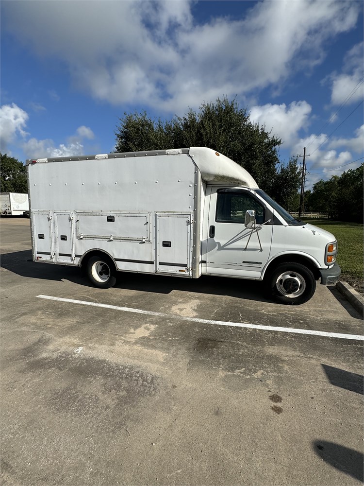 2000 GMC "Savanna G3500" Box Truck