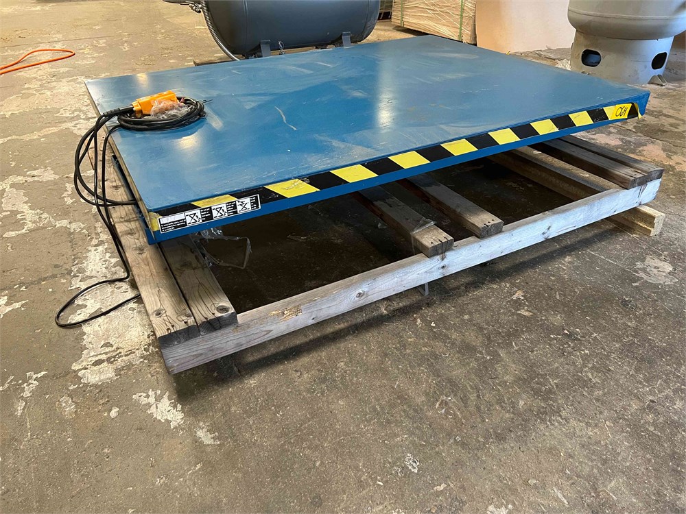 Blue GiantScissor Lift