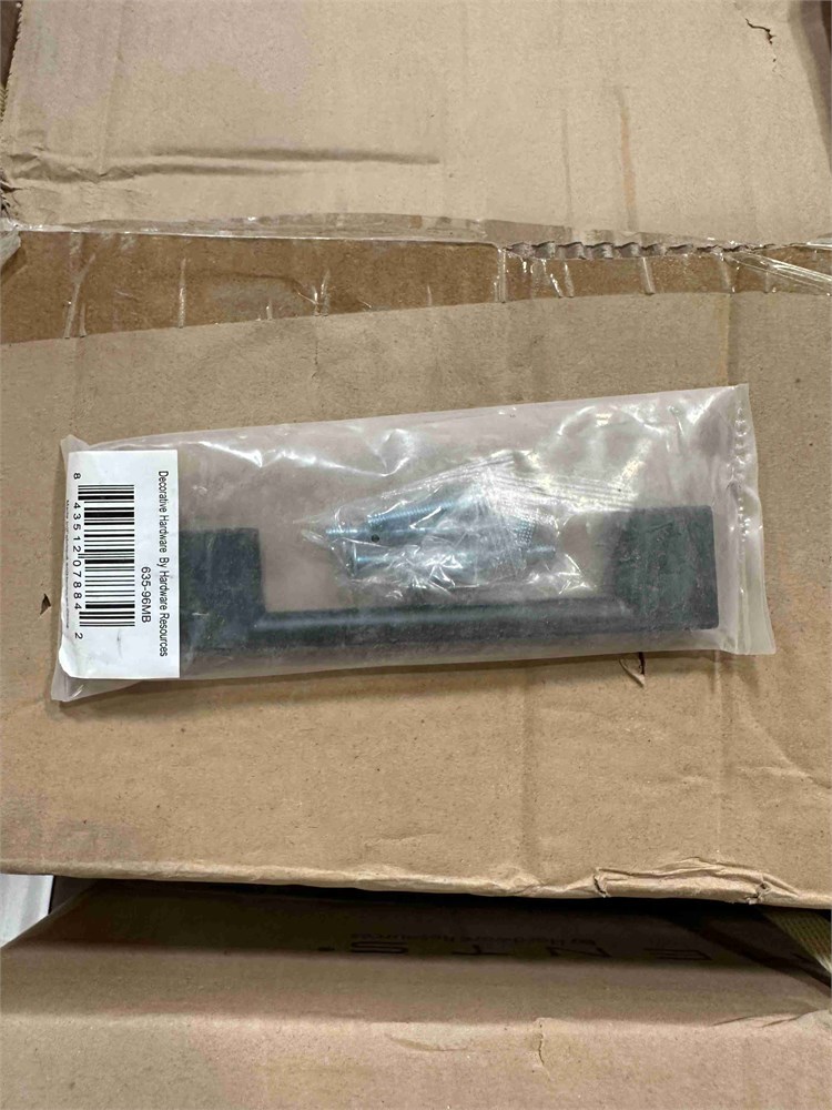 Pallet of Drawer Pulls