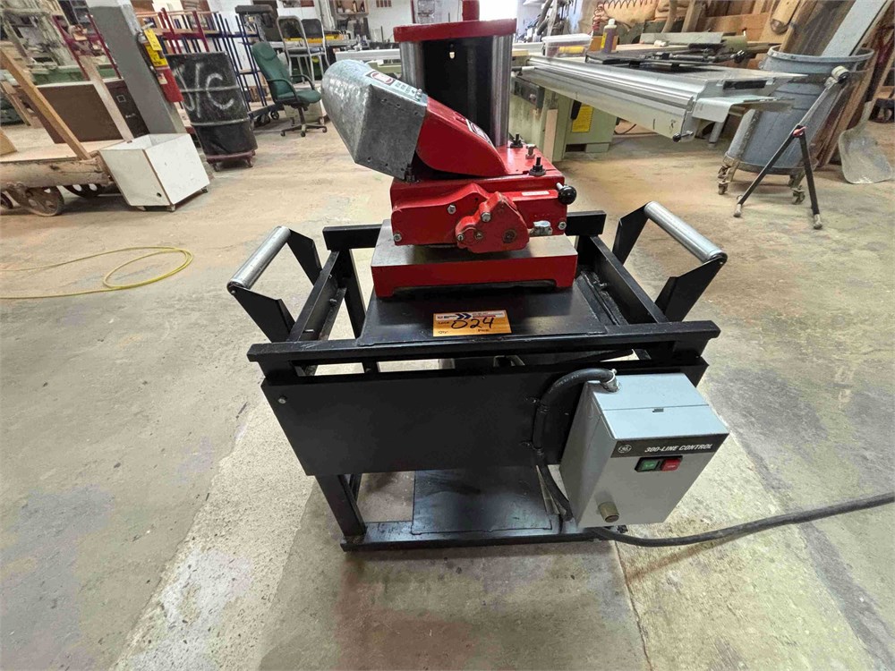 Williams & Hussey "W7S" moulder