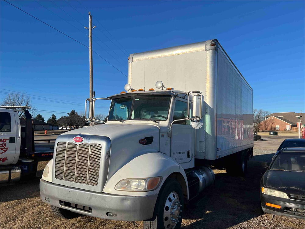 Peterbuilt "337" 26' Box Truck