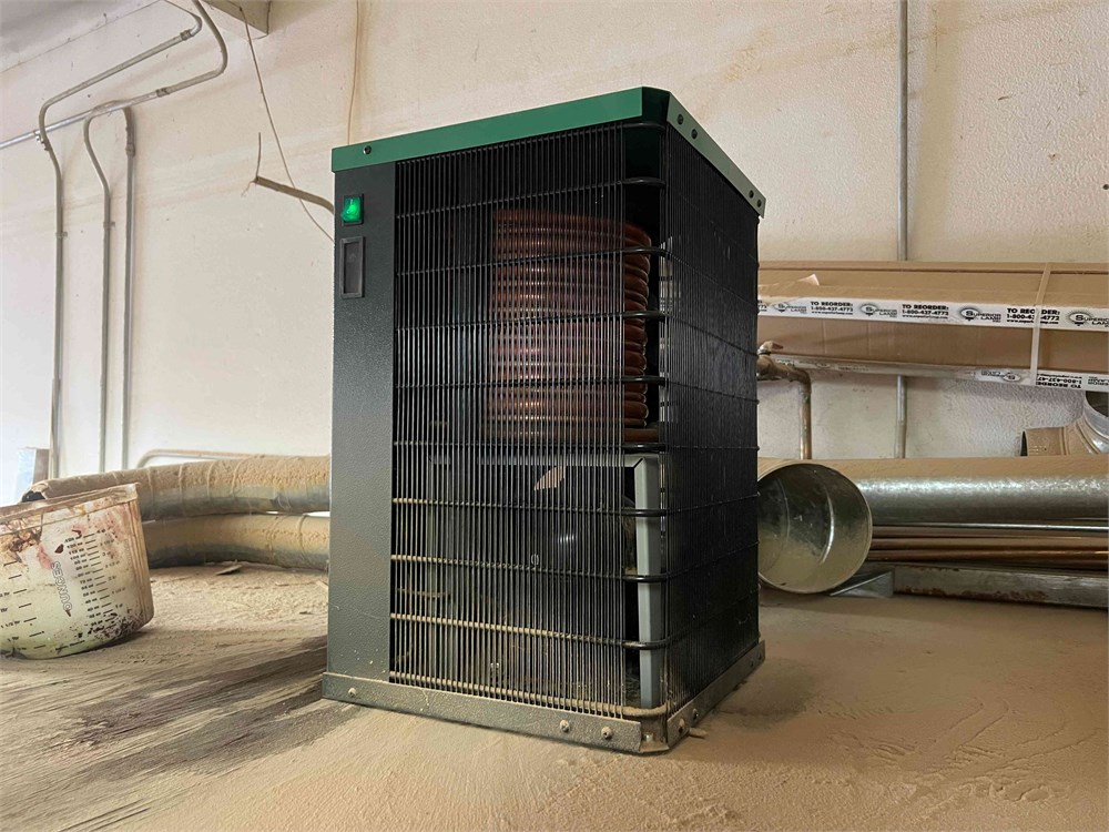 Refrigerated air dryer