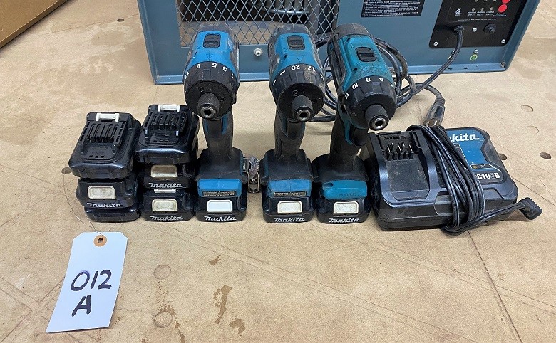 (3) Makita DFO31D Drills (1) Chargers & (6) Batteries - Tested & Working