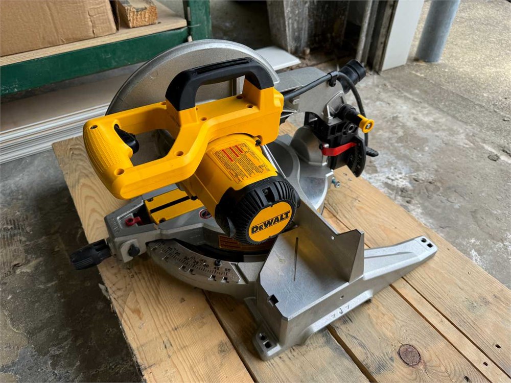 DeWalt "DWS715" Compound Miter Saw