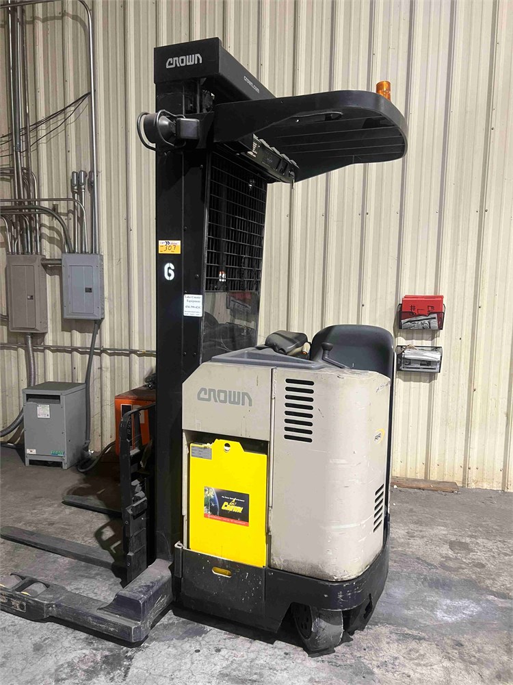 Crown "PR3520-35" Straddle Stacker