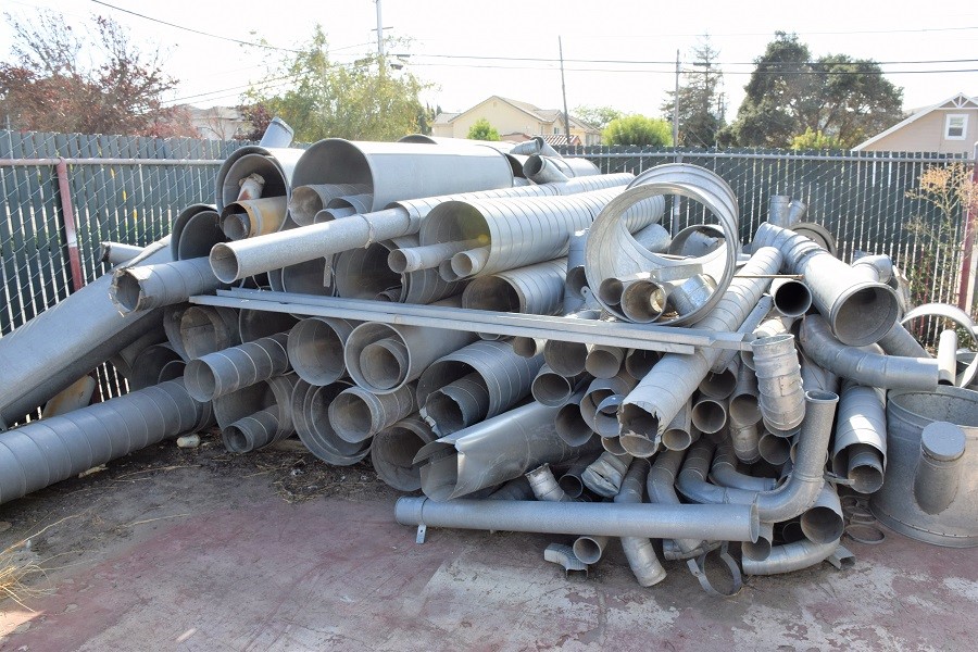 LOT# 039  LARGE LOT OF DUSTCOLLECTOR DUCTING * VARIOUS LENGTHS & DIAMETERS