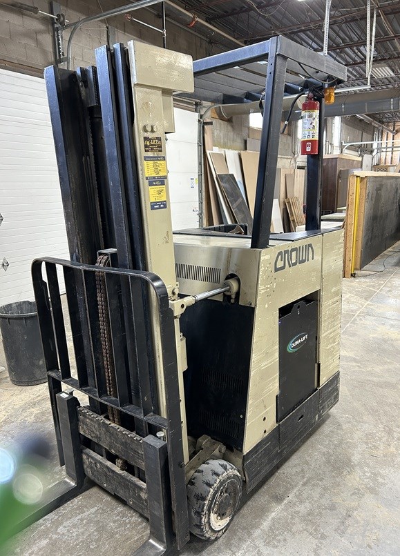 Crown "Electric" Lift c/w Battery Charger  - Markham, ON