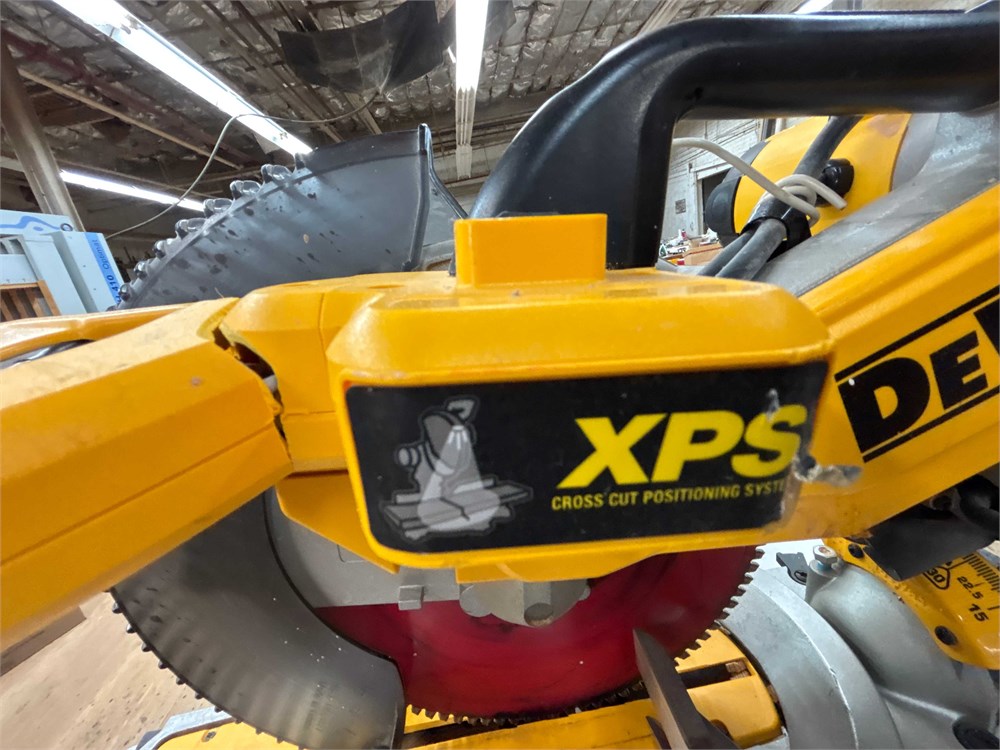DeWalt 12" Double Bevel Sliding Compound Miter Saw