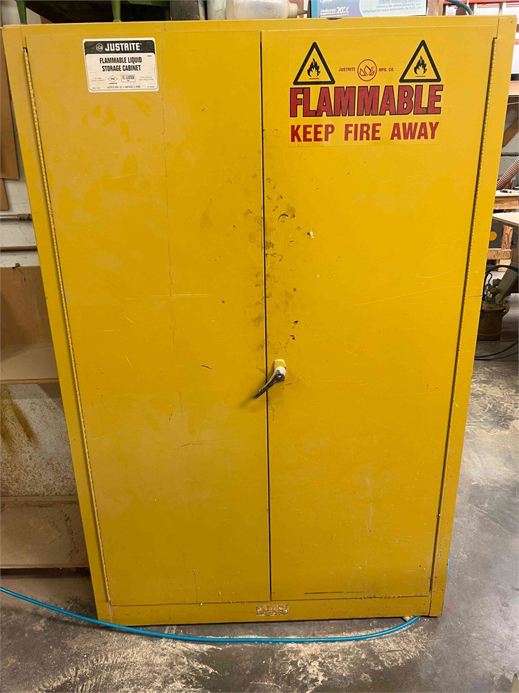 Flammable liquids cabinet