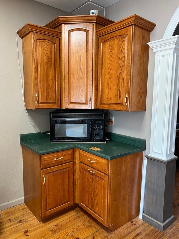 L-Shaped Kitchen Display & Microwave