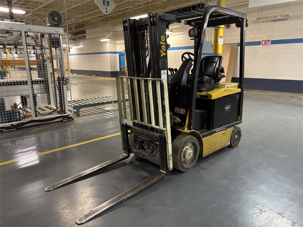 Yale "ERC050VGN36TE083" 5000 Pound Electric Forklift w/Charger