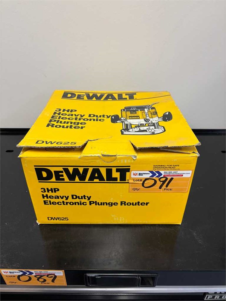 DeWalt DW625 Electronic Plunge Router