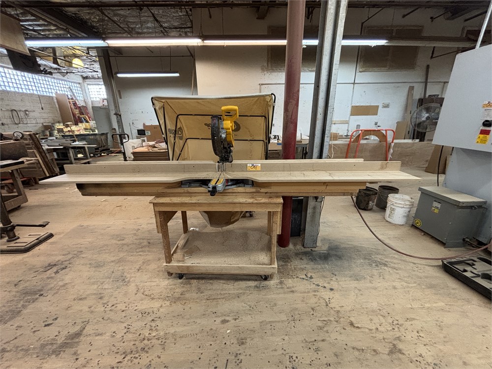 DeWalt "DW718" Miter Saw w/Bench