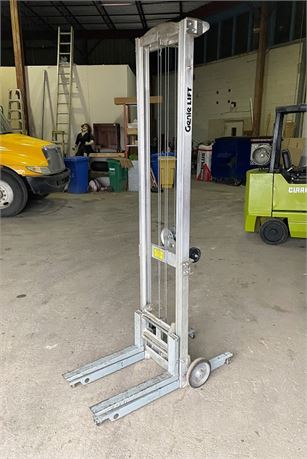 GENIE GL-12 PORTABLE PALLET LIFTER * 12FT LIFT HEIGHT CAPACITY , 350 LBS LIFT WT