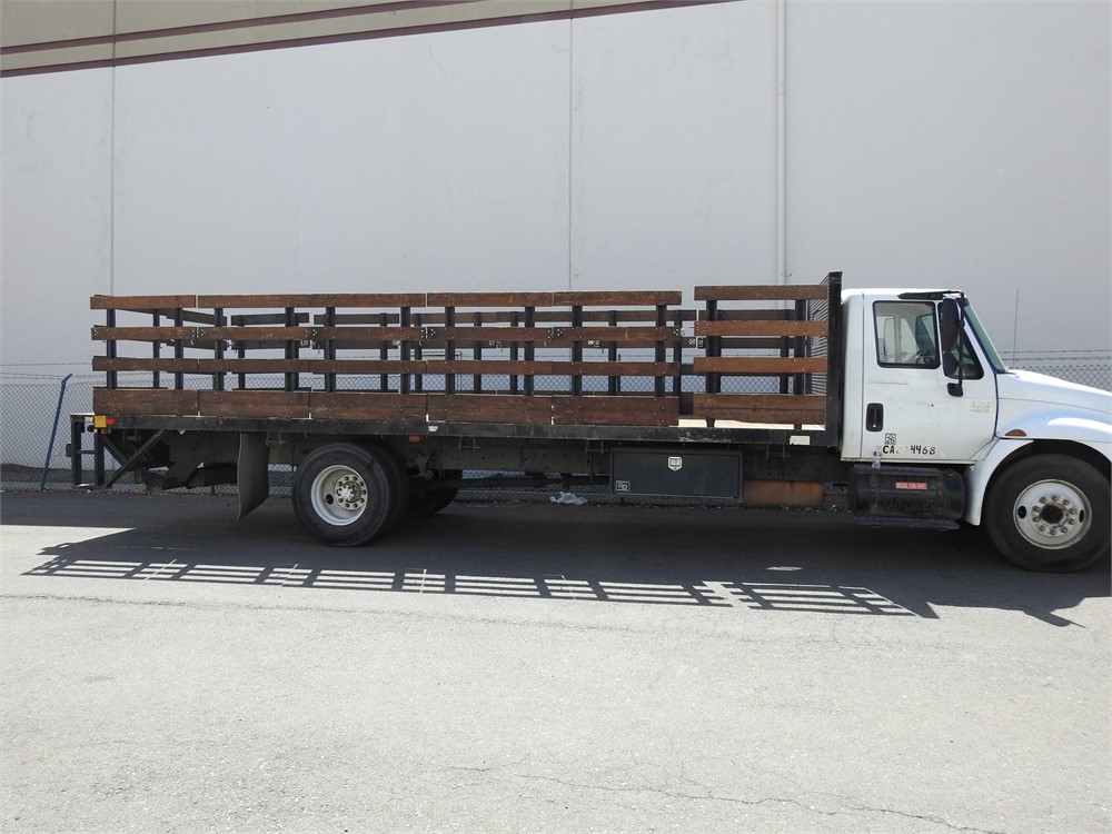 International 4300 24' Flat Bed Truck, 2004, 25,500 GVWR with Lift Gate
