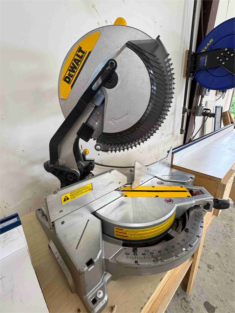 DeWalt "DWS715" Compound Miter Saw