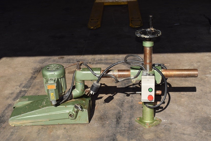 LOT# 008  UNIVER 3 ROLL POWERED FEED ROLLER * 2 SPEEDS, 575V (NEEDS WHEELS)