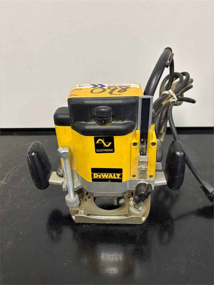 DeWalt DW625 Electronic Plunge Router