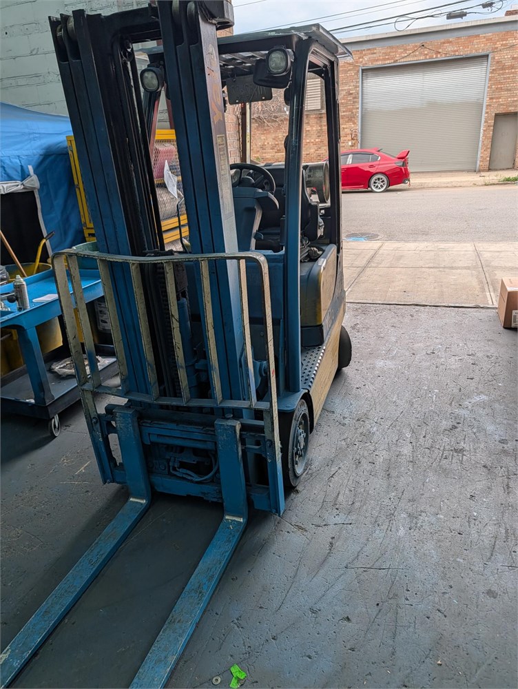 Yale "GLC030AFNUAE082" 3,000LB 4-Wheel Sit Down LP Forklift