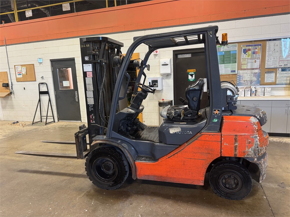 Toyota "8FGY25" 4500LB  Forklift
