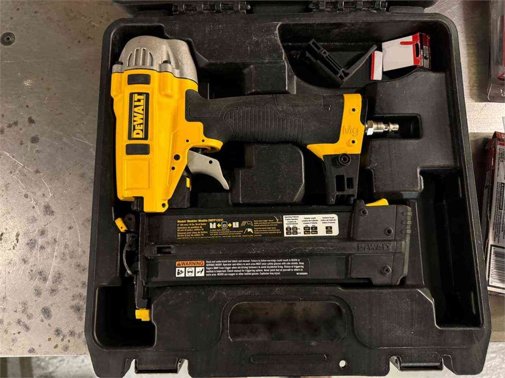 DeWalt "DWFP12231" Brad nailer