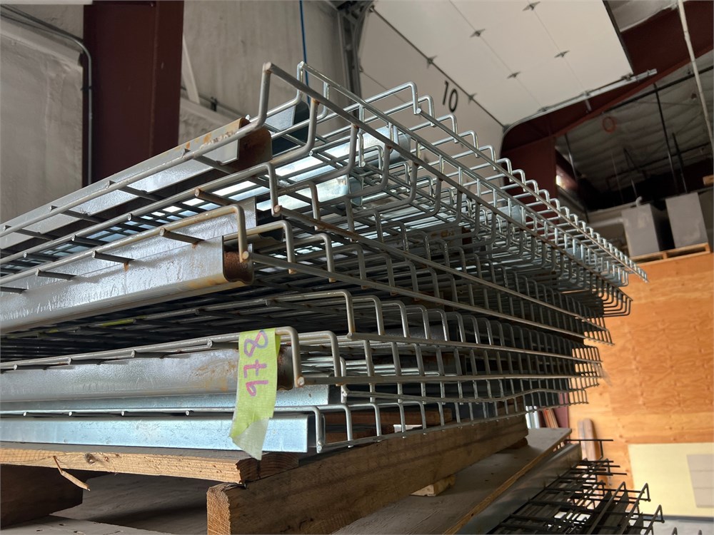 Wire decking for pallet racks