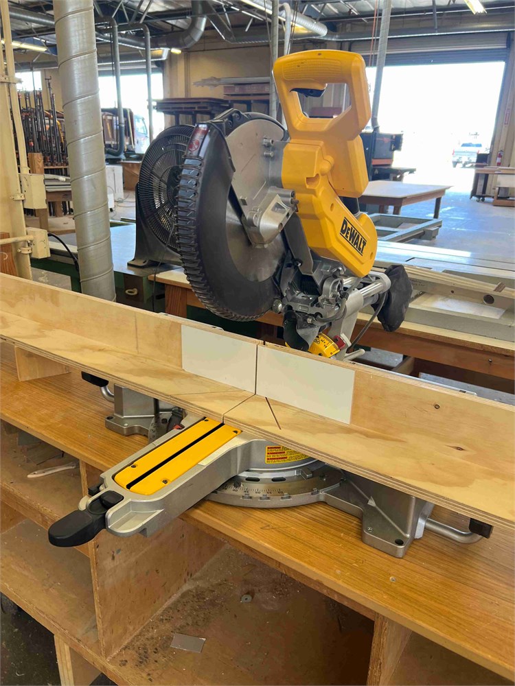 DeWalt "DWS780" Double Bevel Sliding Compound Miter Saw
