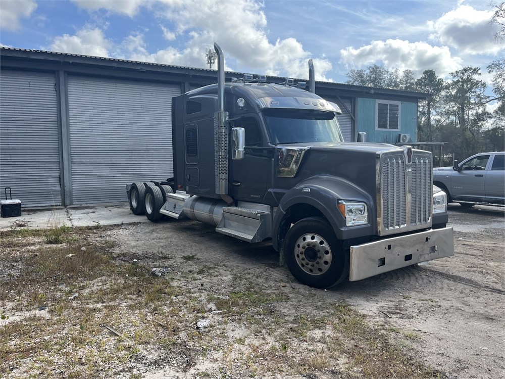 (2020) Kenworth W900-L Semi Truck - Brooksville, FL