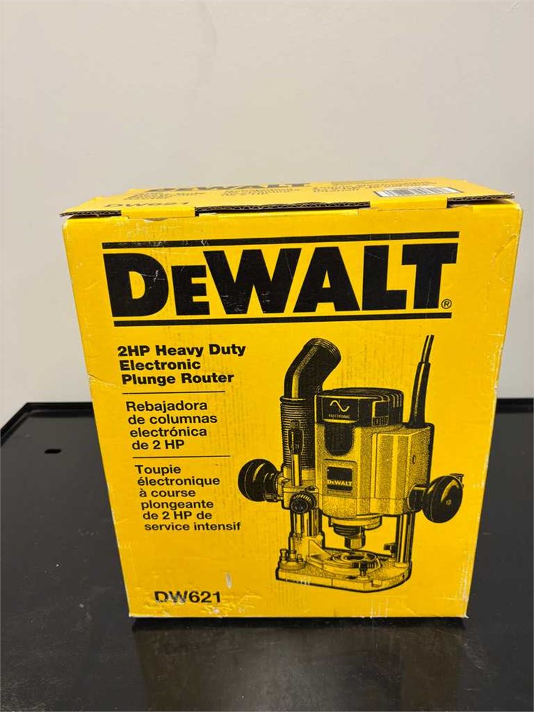 DeWalt DW621 Electronic Plunge Router