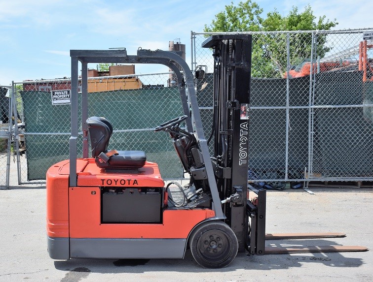 TOYOTA 5FBE18 (3) WHEEL ELECTRIC FORKLIFT  * 3500 LB x 189"H CAPACITY, 36 VOLT
