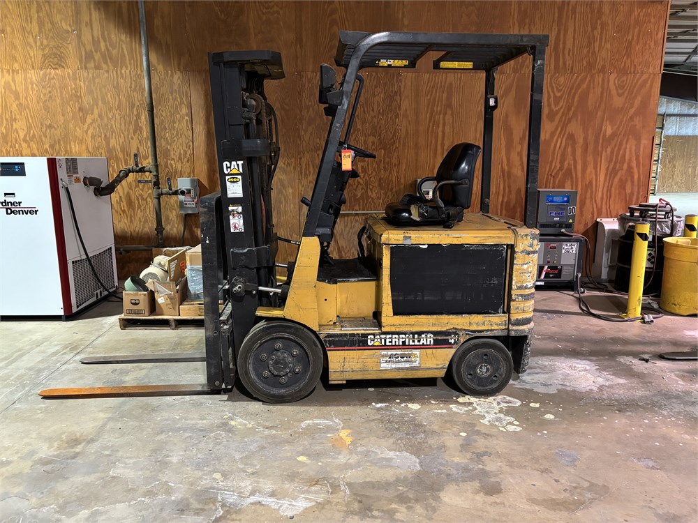 Caterpillar 40 "2EC20" Electric Forklift