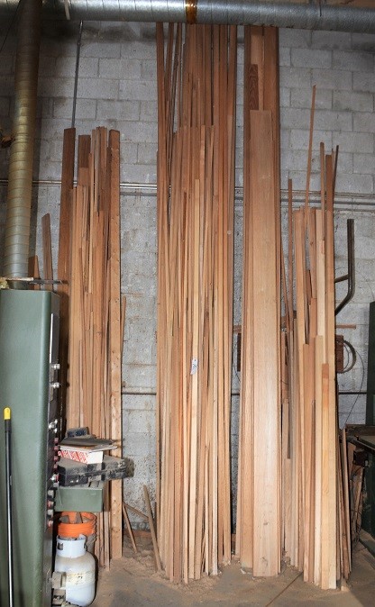 LOT OF ASSORTED SOLID WOOD IN DIFFERENT LENGTHS