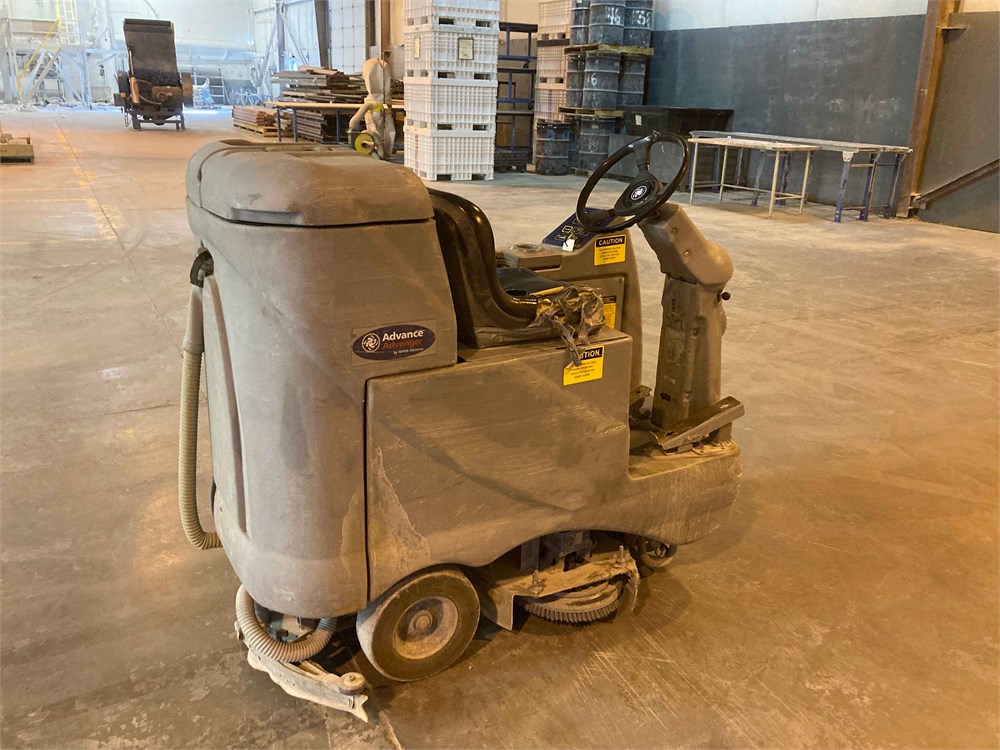 Advenger 2810D floor scrubber