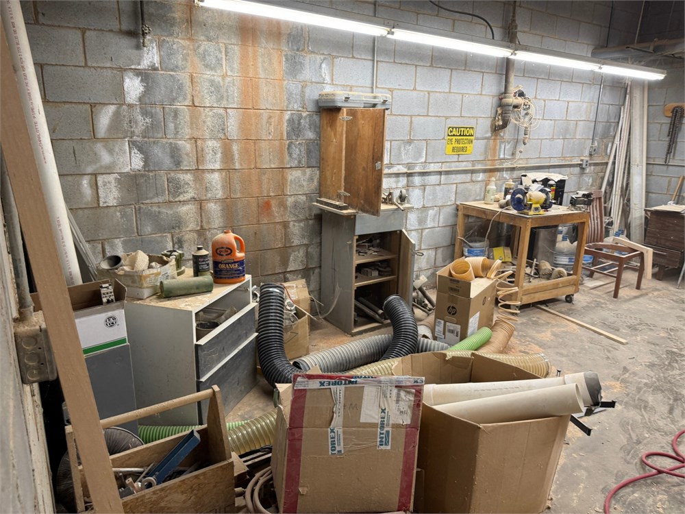 Contents of room as pictured