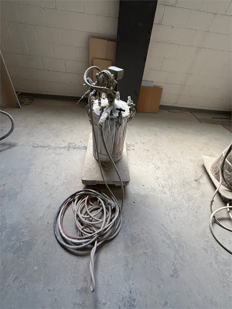 Binks (5) Gallon Pressure Pot, Gun & Hoses