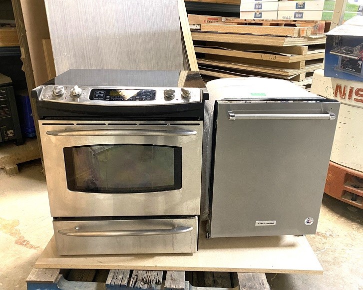 GE Stove & KitchenAid Dishwasher - Like New