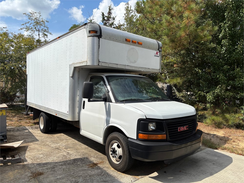 GMC Box Truck w/Liftgate