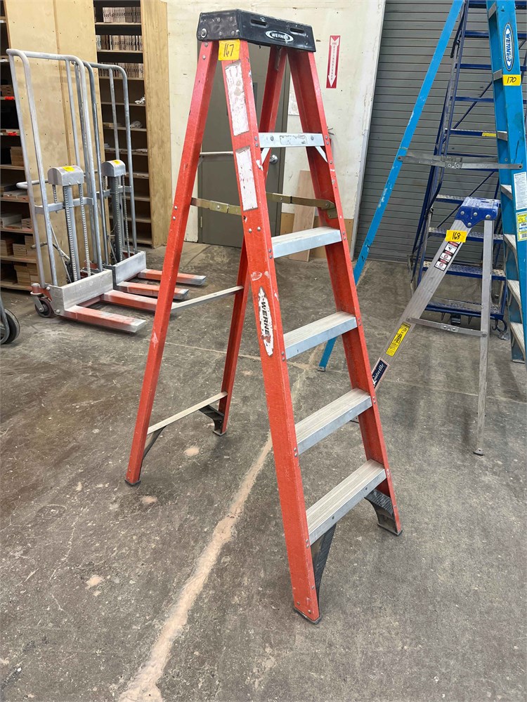 Fiberglass Step Ladder - 5'
