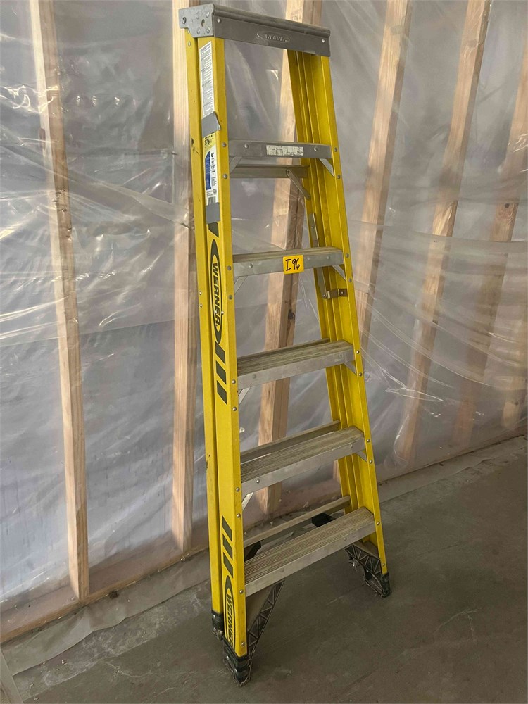 Fiberglass Step Ladder - 6'