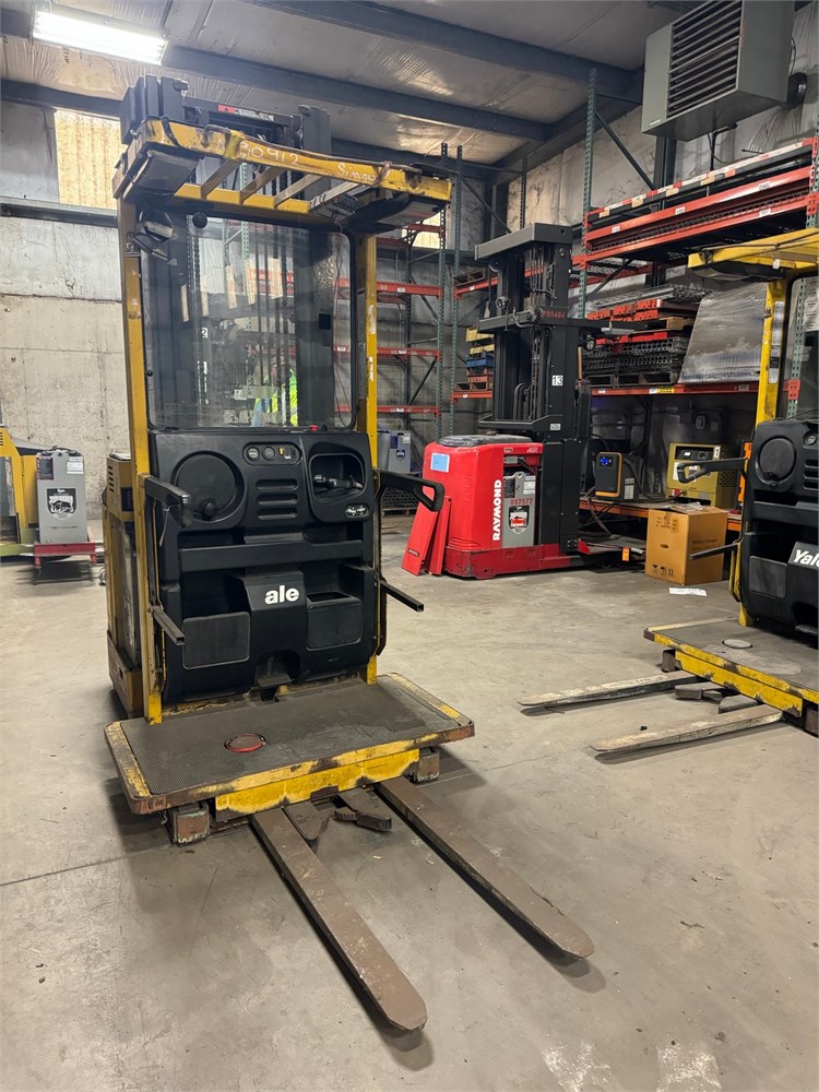 Yale "OS030BEN24TE105" Forklift