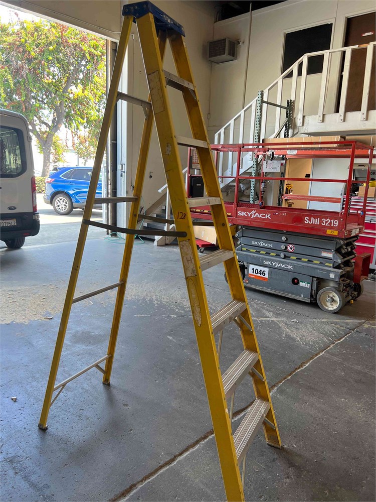 Fiberglass Step Ladder - 7'