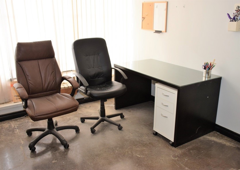 (2) CHAIRS & OFFICE DESK