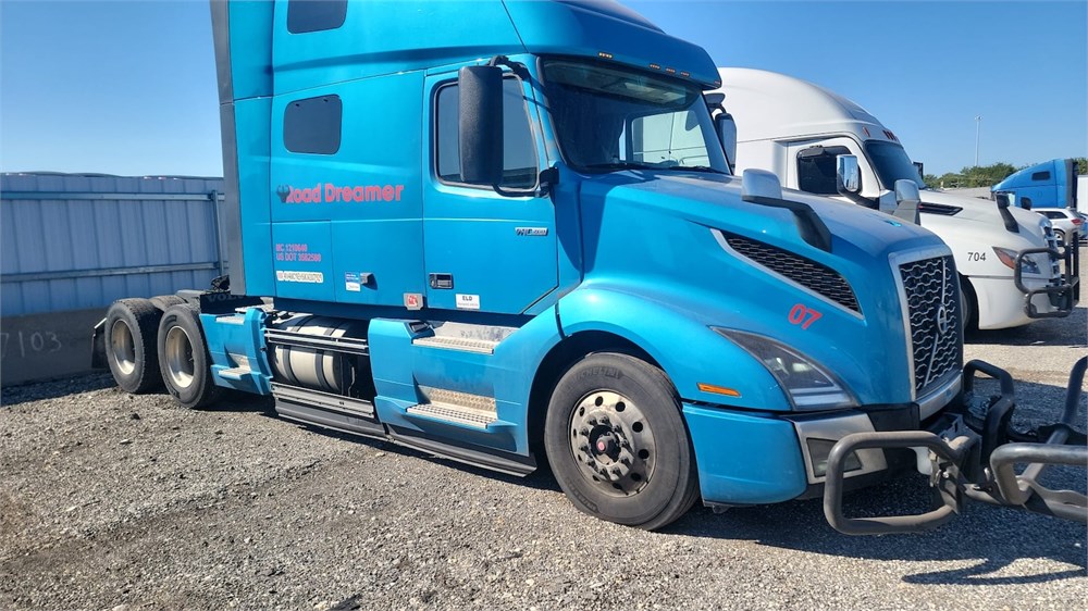 2019 Volvo "VNL64T760" Semi Truck