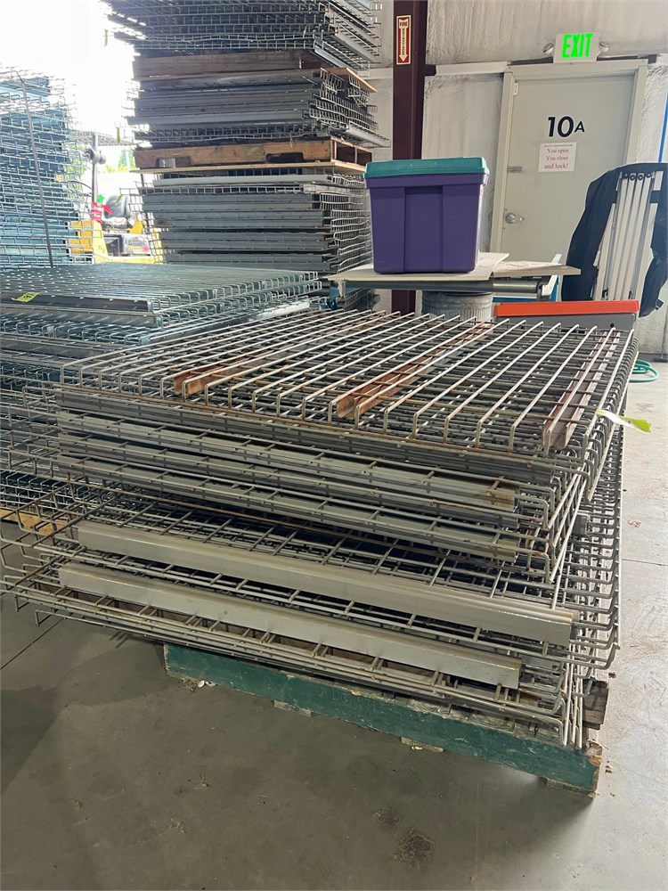 Wire decking for pallet racks