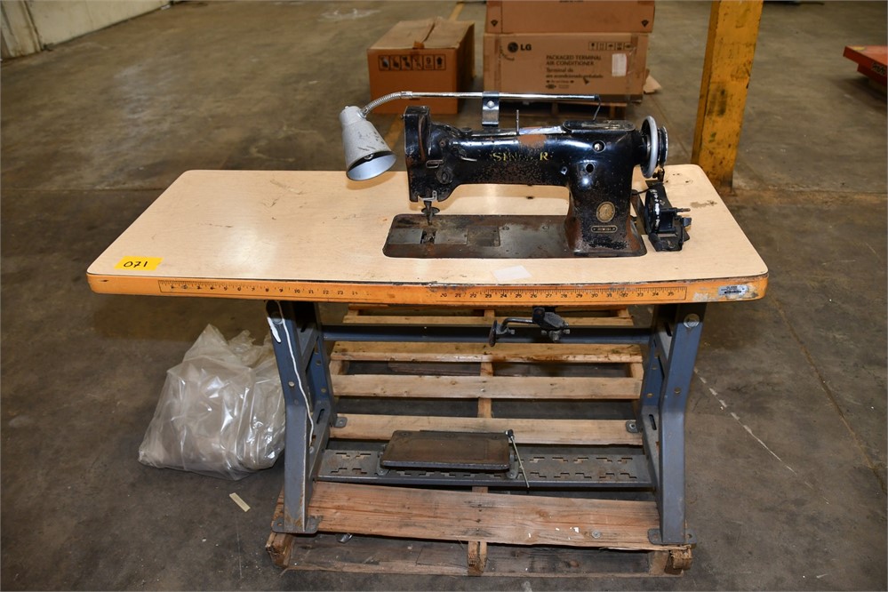 Singer "IIIW151" Sewing Machine & Table