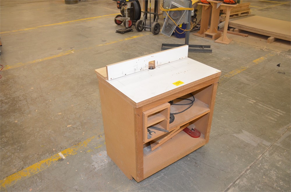 Router table with Porter Cable router