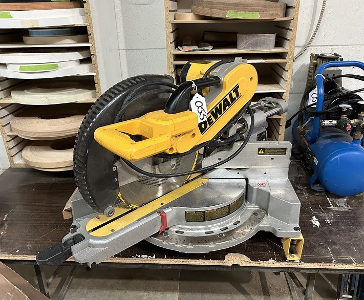 Dewalt "DW-718" Compound Mitre Saw c/w Stand   - Collingwood, ON