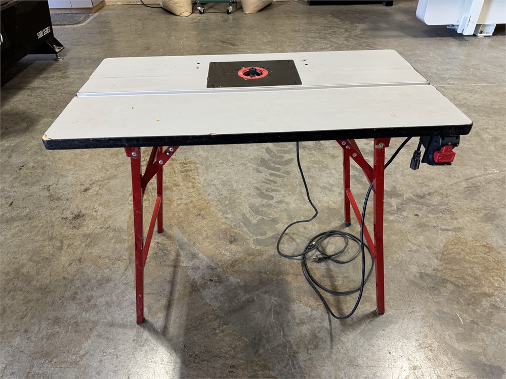 Router Table with DeWalt Router