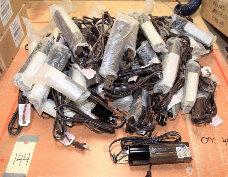 (40) CABINET LIGHTS * LOT OF APPROX 40