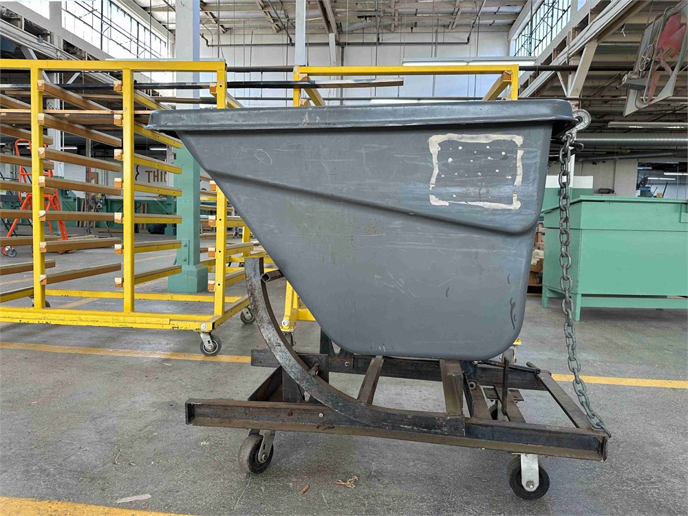 Rubbermaid Self Dumping Hopper